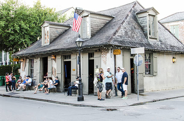 menschen sitzen an lafittes schmiedebar im french quarter - cajun food stock-fotos und bilder