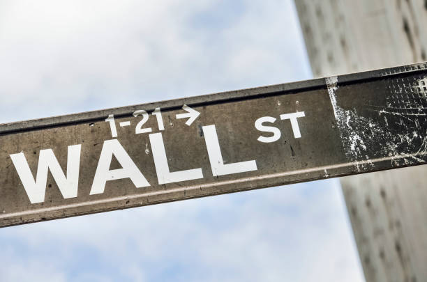 wall street con cielo e edificio a new york - wall street finance stock market power foto e immagini stock
