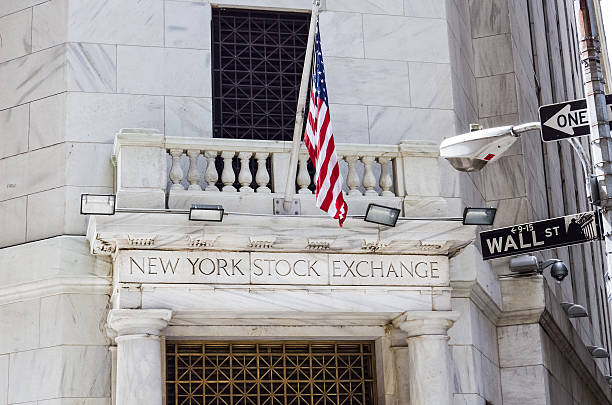 미국 국기와 월스트리트가 있는 뉴욕 증권거래소 - bull bear stock market new york stock exchange 뉴스 사진 이미지