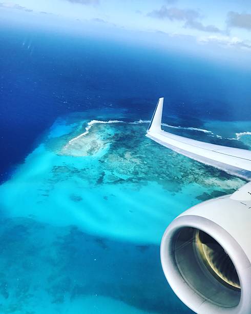 vue depuis l’atterrissage de l’avion sur les îles turques et caïques - mobilestock photos et images de collection