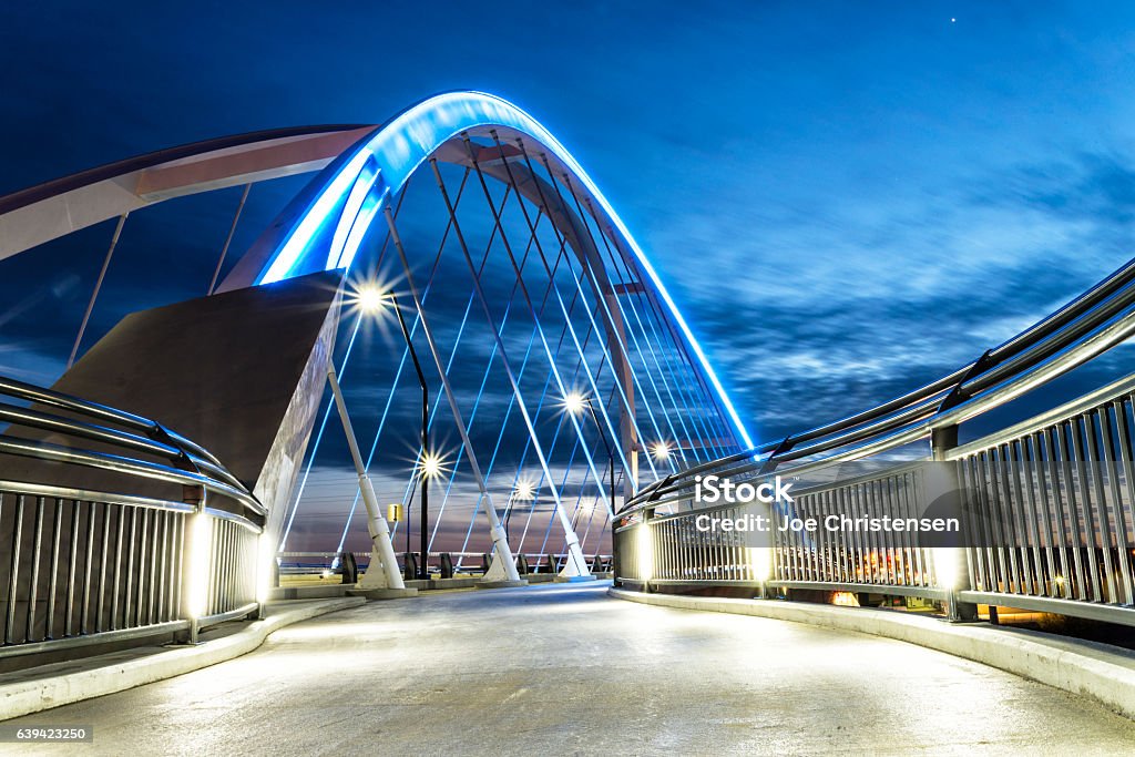 Lowry Bridge un pont suspendu moderne éclairé par LED à Minneapolis - Photo de Minneapolis libre de droits