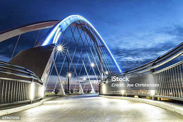 Photo libre de droit de Lowry Bridge Un Pont Suspendu Moderne Éclairé Par Led À Minneapolis banque d'images et plus d'images libres de droit de Minneapolis