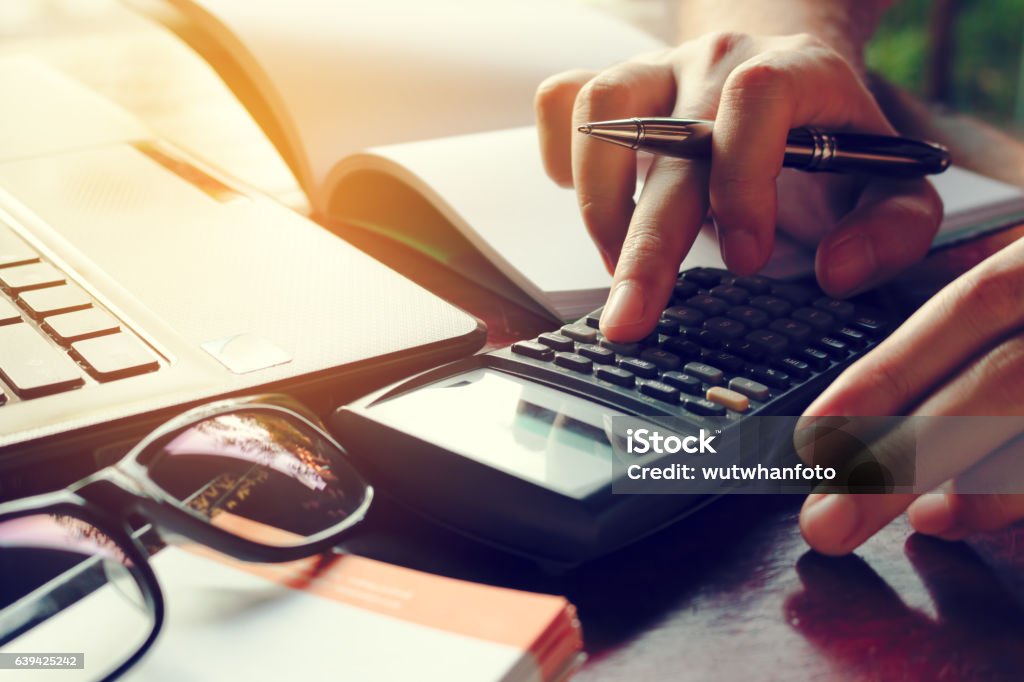 De cerca hombre calcular el costo en el escritorio en casa. - Foto de stock de Deuda libre de derechos