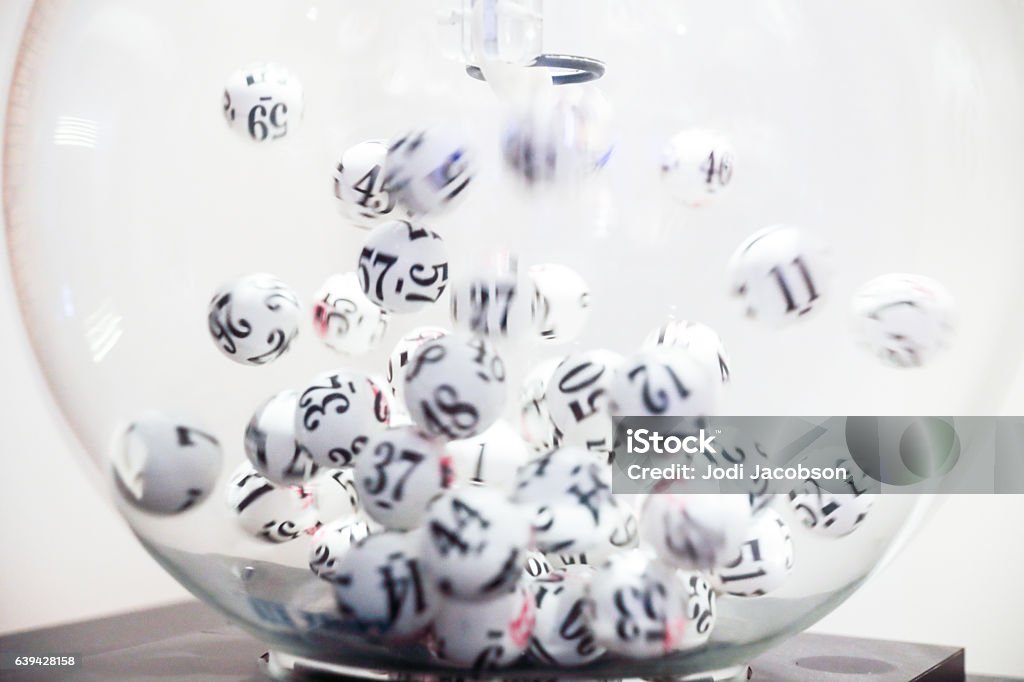 Balles de loterie se déplaçant dans une sphère de verre - Photo de Loterie libre de droits