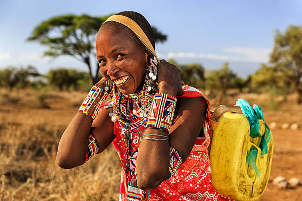 maasai 부족 운반 물에서에서 아프리카 여자, kenya, 동 아프리카 - attractive female looking at camera outdoors rural scene 뉴스 사진 이미지