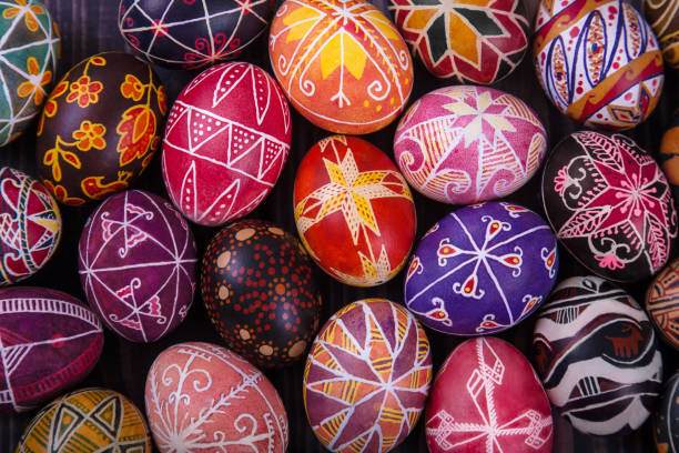 Mezcla de huevos de Pascua con los diseños tradicionales. - foto de stock