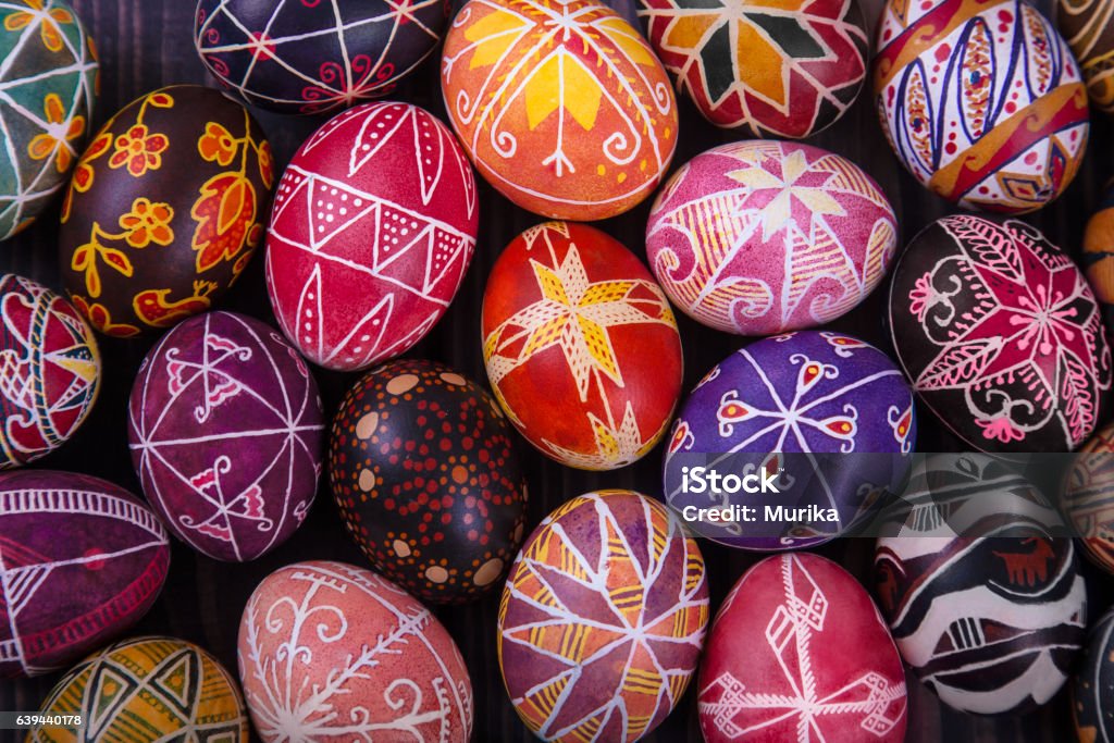 Mélange d’œufs de Pâques avec les dessins traditionnels. - Photo de Oeuf de Pâques libre de droits