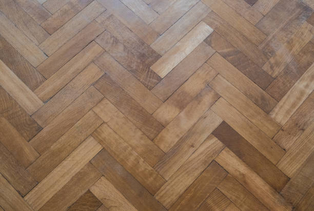 piso de parquet de espiga - viejo piso de madera - herringbone fotografías e imágenes de stock