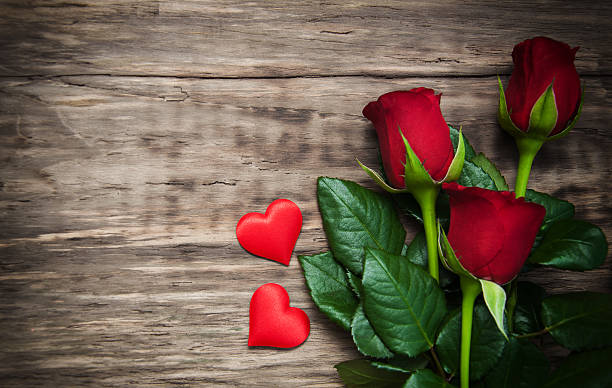 istock Red roses and hearts 639446452
