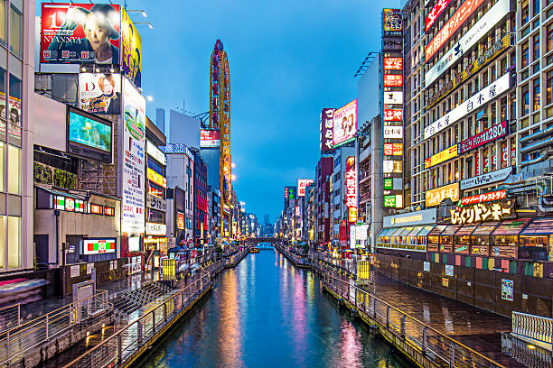 dotonbori canal - nightlife city night rain fotografías e imágenes de stock