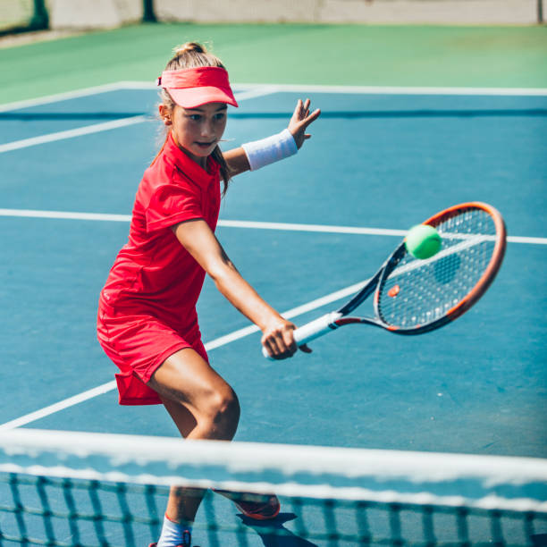 adolescente jugando al tenis - tennis child childhood sport fotografías e imágenes de stock