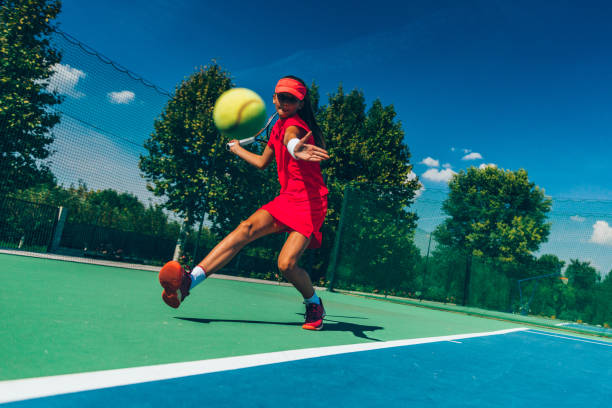 joueuse de tennis en action - tennis child teenager childhood photos et images de collection