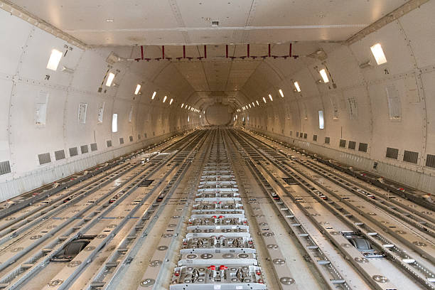 interno di aerei cargo vuoti - luggage hold foto e immagini stock