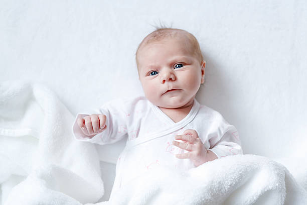 retrato de adorable bebé recién nacido lindo - party newborn baby hospital fotografías e imágenes de stock