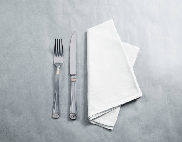 leere weiße restaurant serviette mockup mit messer und gabel - nobody table knife food dinner stock-fotos und bilder