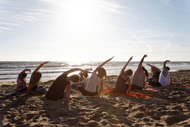 aula de yoga à beira-mar - female the human body relaxation full length - fotografias e filmes do acervo