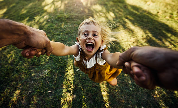 mais rápido, daddy! - swinging imagens e fotografias de stock