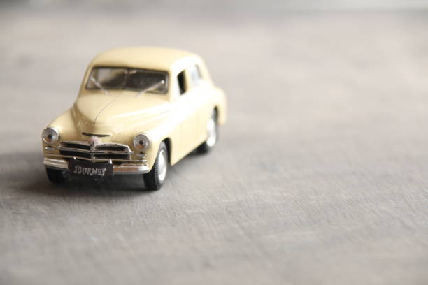 istock Journey tag on retro car 639460034