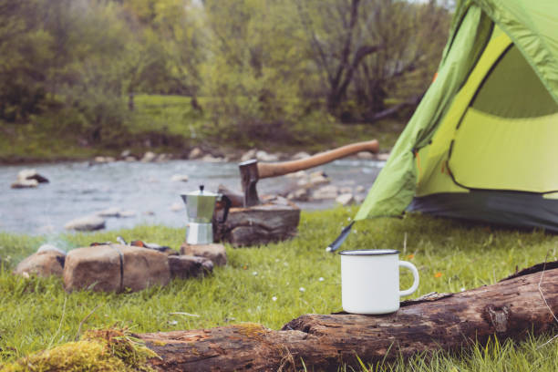 gotowanie jedzenia w obozie. - tear drop camper zdjęcia i obrazy z banku zdjęć