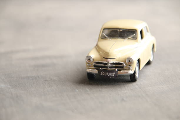 istock Journey tag on retro car 639460070