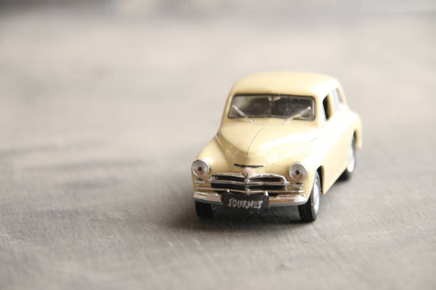 istock Journey tag on retro car 639460098