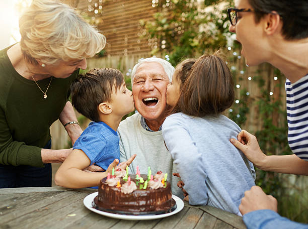 baci per il festeggiato - grandparent grandfather grandmother child foto e immagini stock