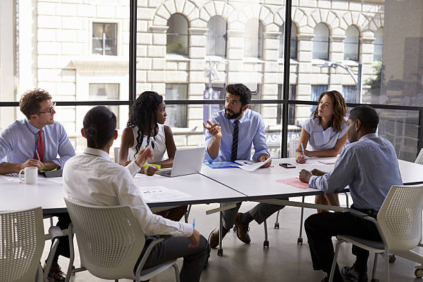 회의에서 기업 비즈니스 팀과 관리자, 클로즈업 - office board room conference table business 뉴스 사진 이미지