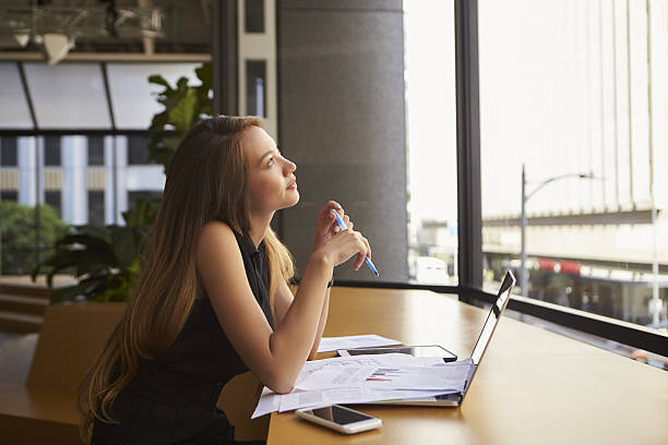 창 밖으로 바라보는 사무실에서 일하는 사업가 - looking through window window business women 뉴스 사진 이미지