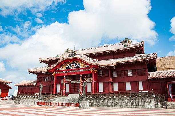 okinawa castle oder shuri castle unter dem klaren blauen himmel - shuri castle stock-fotos und bilder