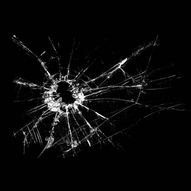 trou de balle -verre brisé sur fond noir - bullet hole glass window broken photos et images de collection