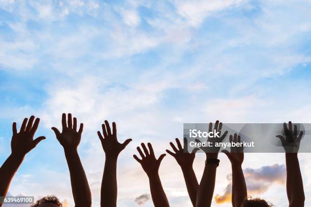 Foto de Iniciativa Da Comunidade Ou Conceito De Voluntariado Mãos De Grupo De Pessoas e mais fotos de stock de Voluntário