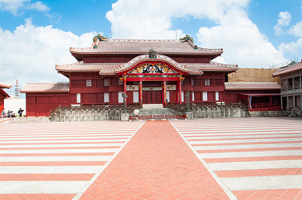 castillo de okinawa o castillo de shuri bajo el cielo azul claro - shuri castle fotografías e imágenes de stock