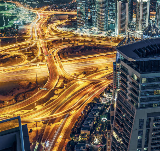 ドバイ、アラブ首長国連邦の大きな高速道路の交差点の空中写真 - crossing east driving transportation ストックフォトと画像