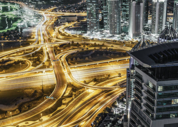 ドバイ、アラブ首長国連邦の大きな高速道路の交差点の空中写真 - crossing east driving transportation ストックフォトと画像