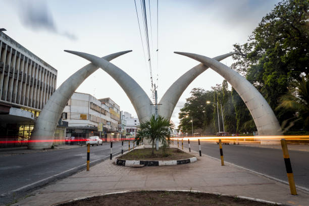 centro di mombasa, kenya - zanna foto e immagini stock