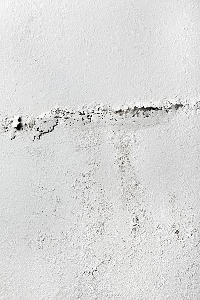 白塗り湿った壁の背景 - peeling paint wall white ストックフォトと画像