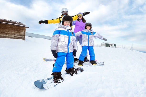 幸せな家族スノーボーダースノーボードの冬 - snowboarding friendship snow winter ストックフォトと画像