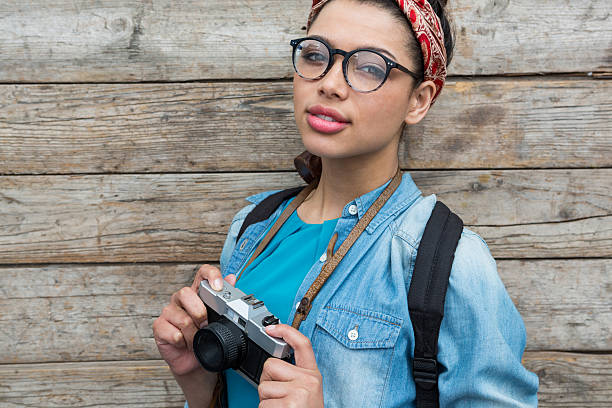 kobieta fotograf ze staroświeckim aparatem - camera retro revival old fashioned holding zdjęcia i obrazy z banku zdjęć