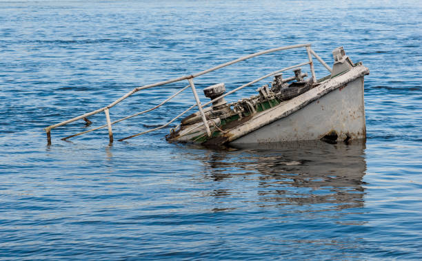 강에서 난파선 - sailing ship shipping beached industrial ship 뉴스 사진 이미지