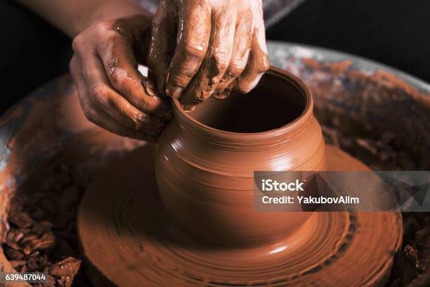 Hände Eines Potter Die Eine Erdige Einmachglas Stockfoto und mehr Bilder von Tonkeramik - Tonkeramik, Lehm - Mineral, Etwas herstellen