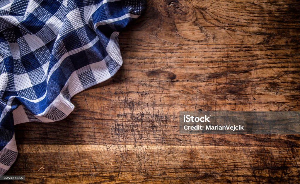 Ansicht der karierten Tischdecke auf leerem Holztisch - Lizenzfrei Tischtuch Stock-Foto