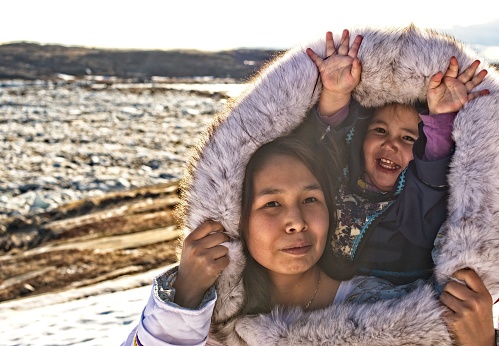Madre e hija inuit en la isla de Baffin, Nunavut, Canadá. photo