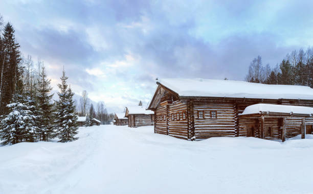 casas de troncos da vila velha no museu pequenos carélias perto de arkhangelsk - izba - fotografias e filmes do acervo