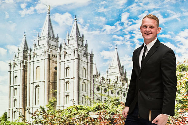 笑顔実業家の前の教会 - temple mormonism salt lake city temple square ストックフォトと画像