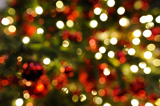 istock Defocused Holiday Light Decoration 639508236