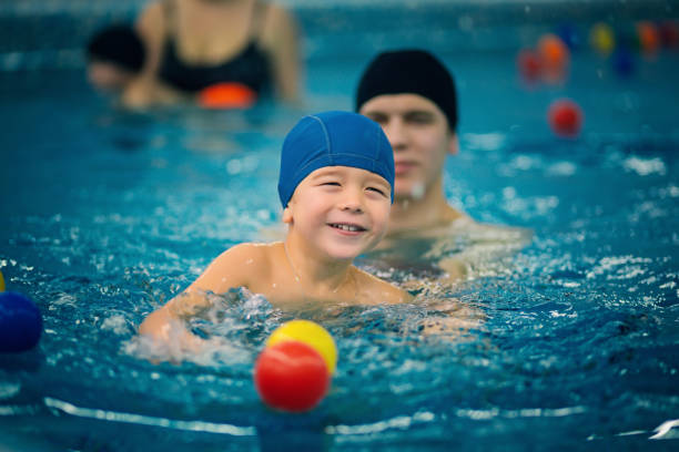 istock Father with son in the pool 639513074