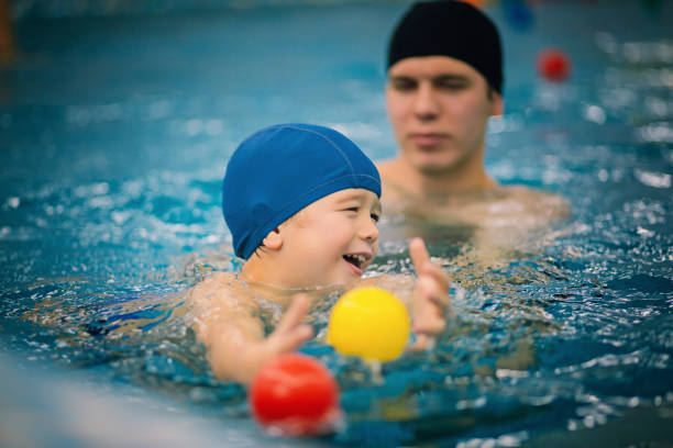 istock Father with son in the pool 639513200