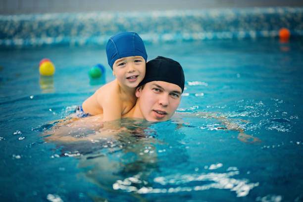 istock Father with son in the pool 639513352