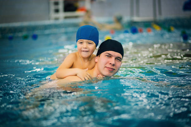 istock Father with son in the pool 639514178