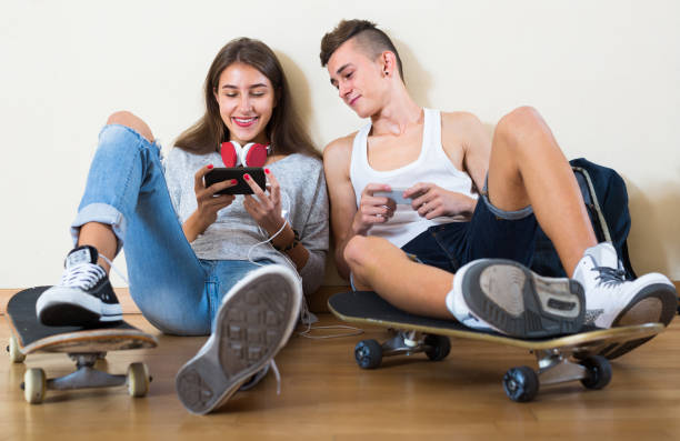 niña y niño jugando juegos en línea - video game friendship teenager togetherness fotografías e imágenes de stock